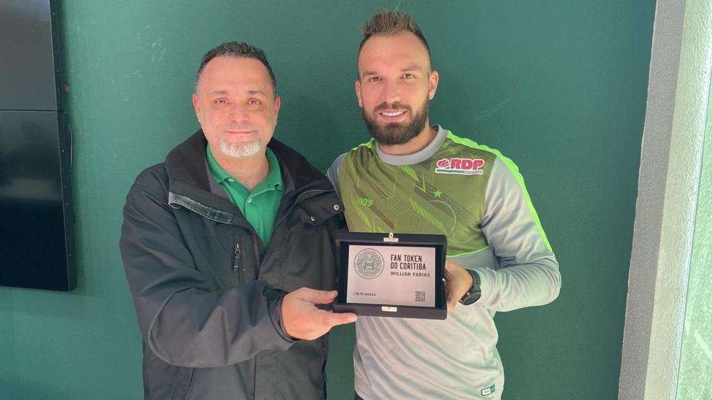 Willian Farias recebe NFT do Coritiba