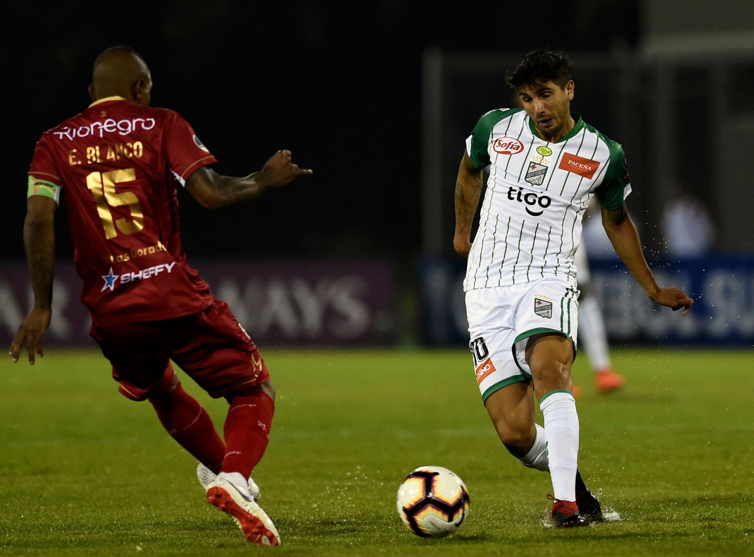 Lucas Mugni disputa bola na Copa Sul-Americana