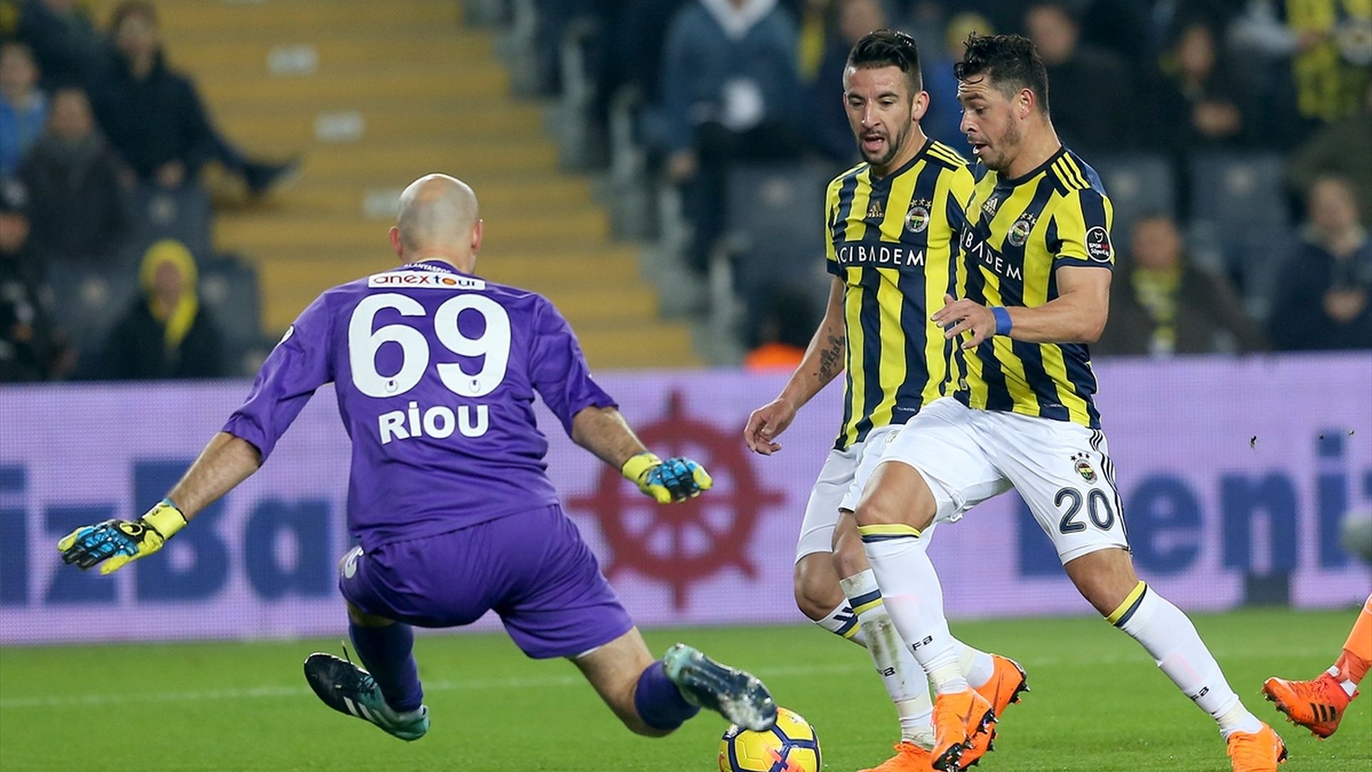 Remy Riou Giuliano Isla Fenerbahce Alanyaspor 2172018