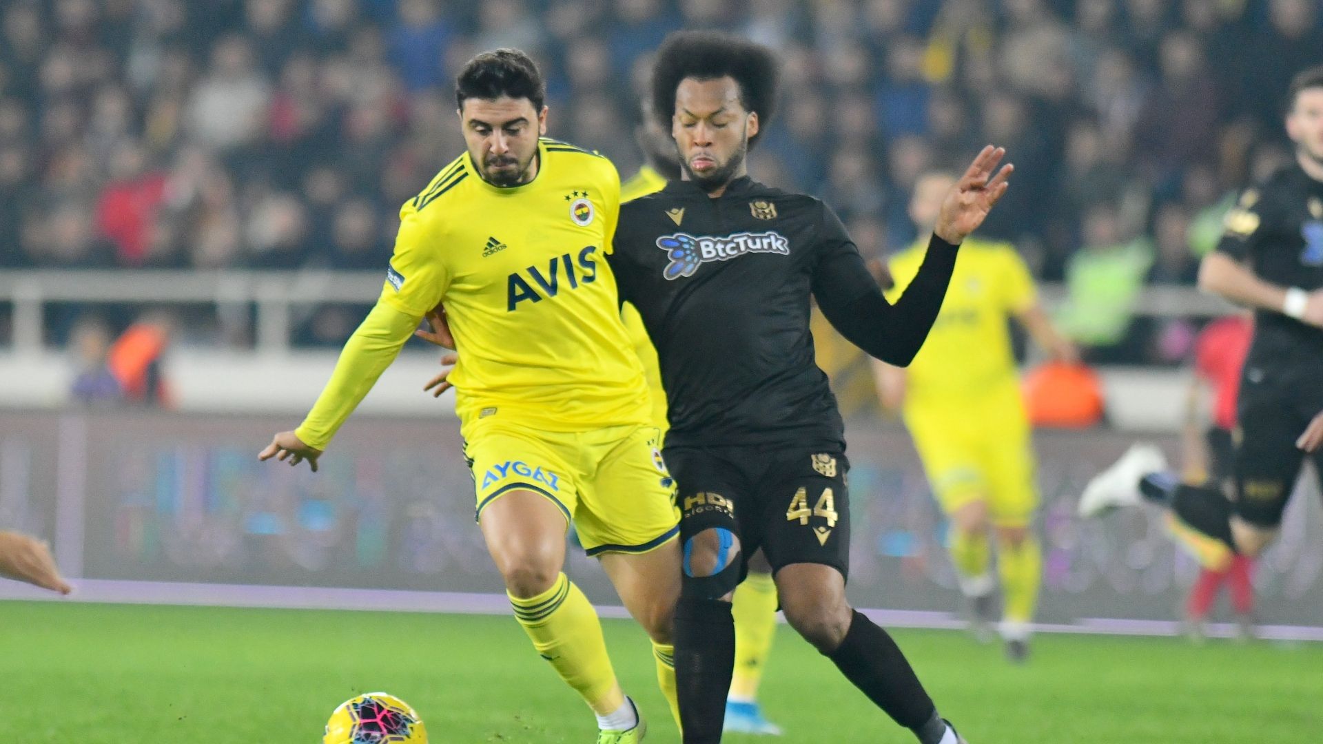Ozan Tufan Arturo Mina Yeni Malatyaspor v Fenerbahce 24112019