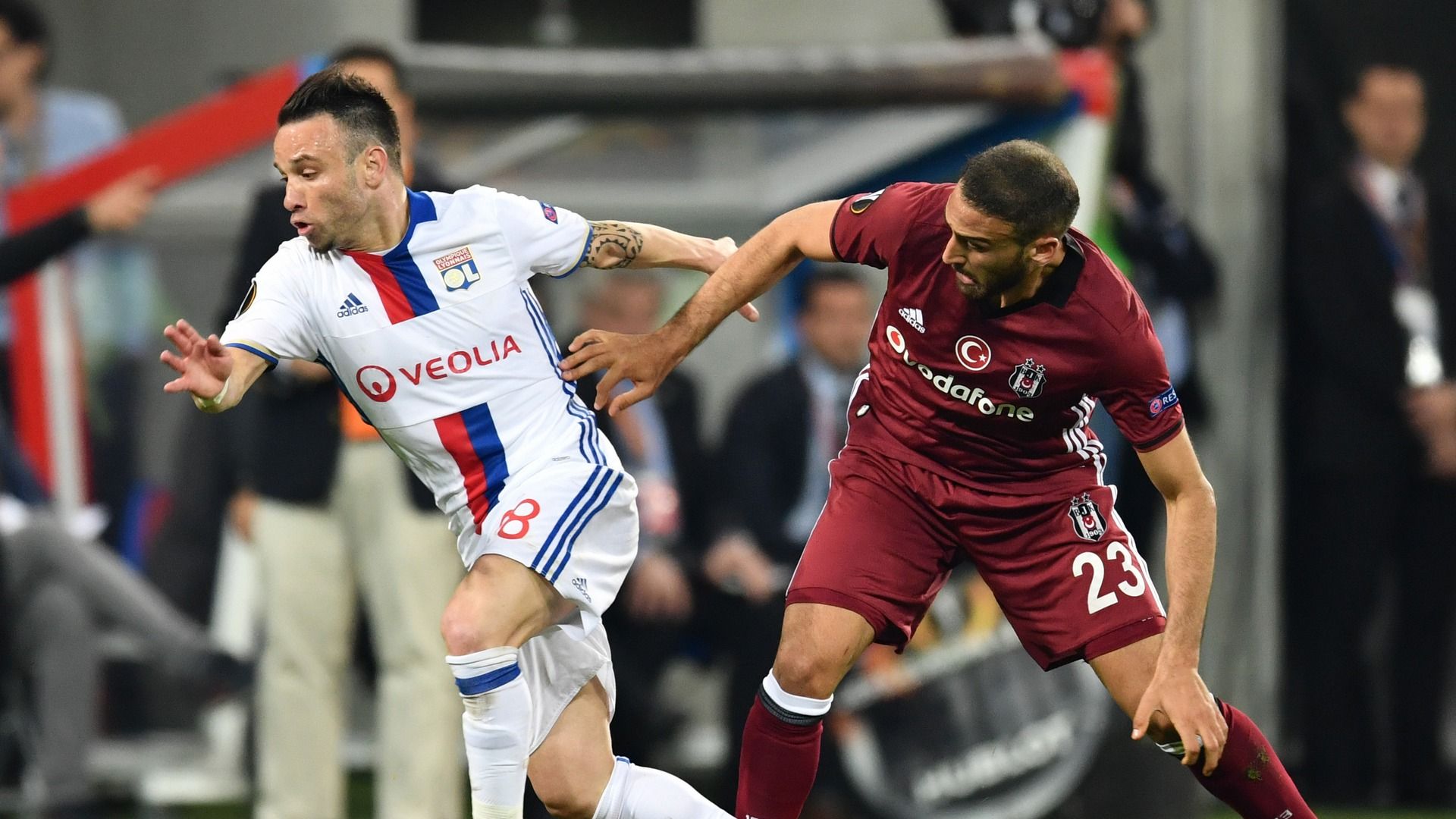 Mathieu Valbuena Cenk Tosun Lyon Besiktas