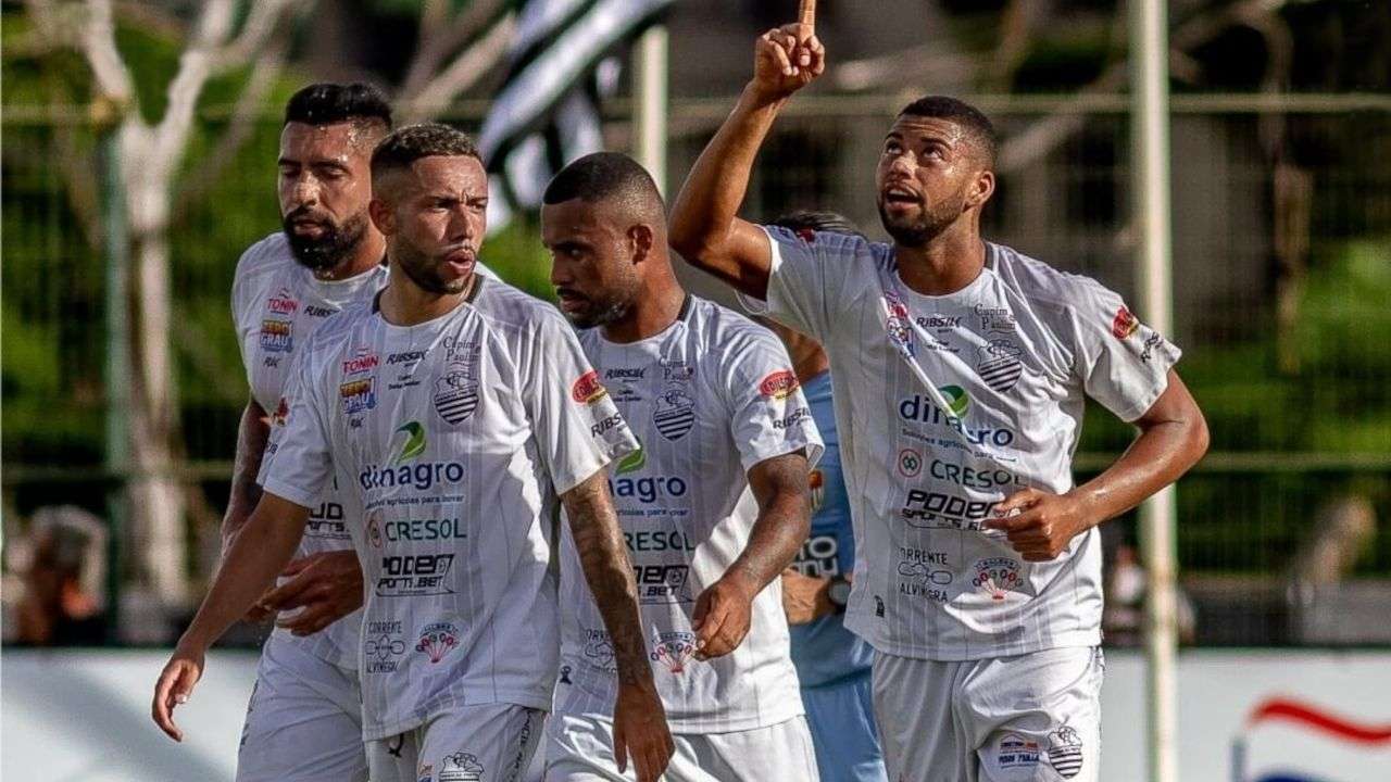 Jogadores do Comercial de Ribeirão Preto comemoram em jogo do Paulistão Série A2 2023
