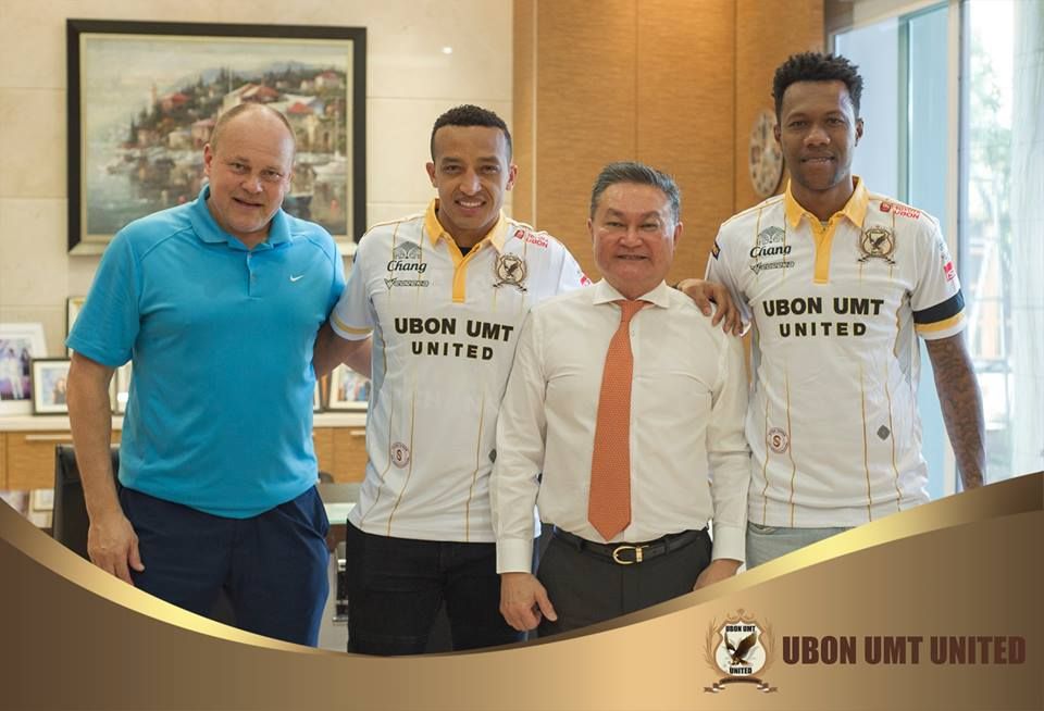 โรดริโก ปารานา กองหน้า และ บรินเนอร์ เอนริเก้ ซานโตส