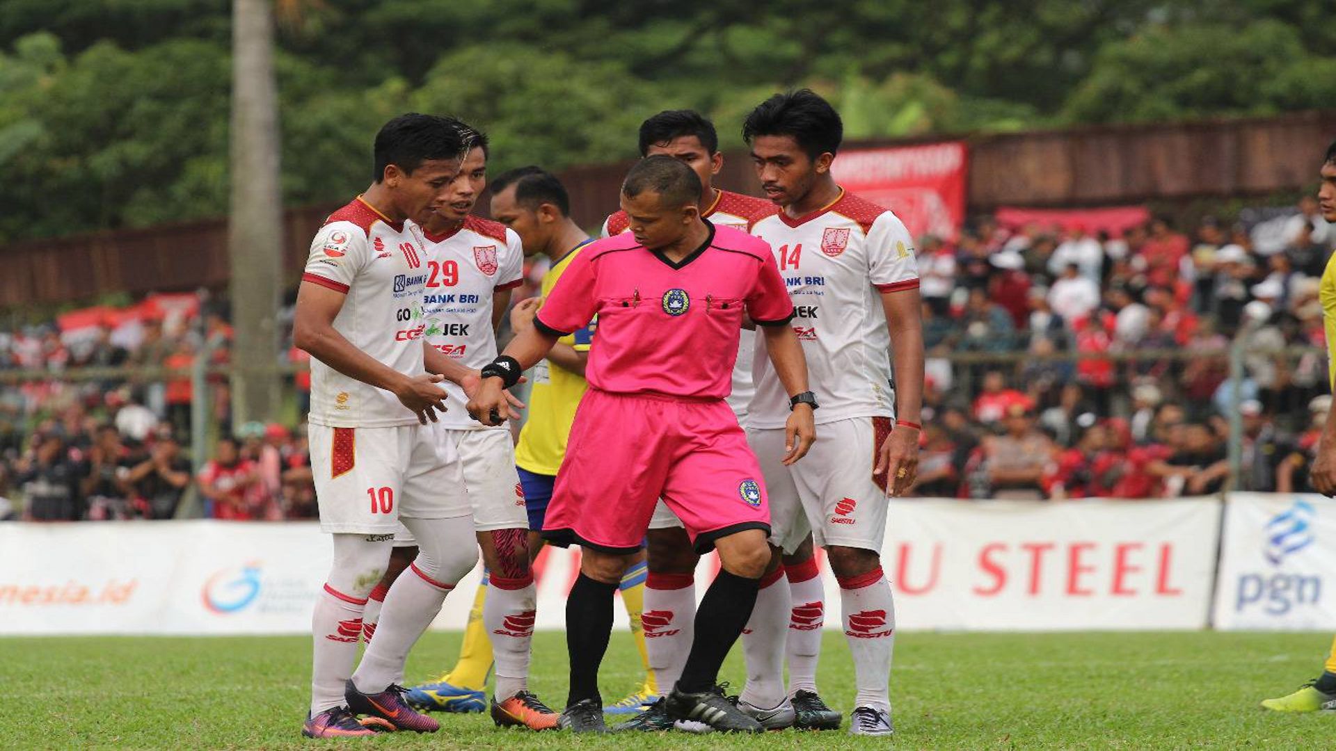 Pemain Persis Solo memprotes keputusan wasit Khalid Al Makmum dari Aceh.