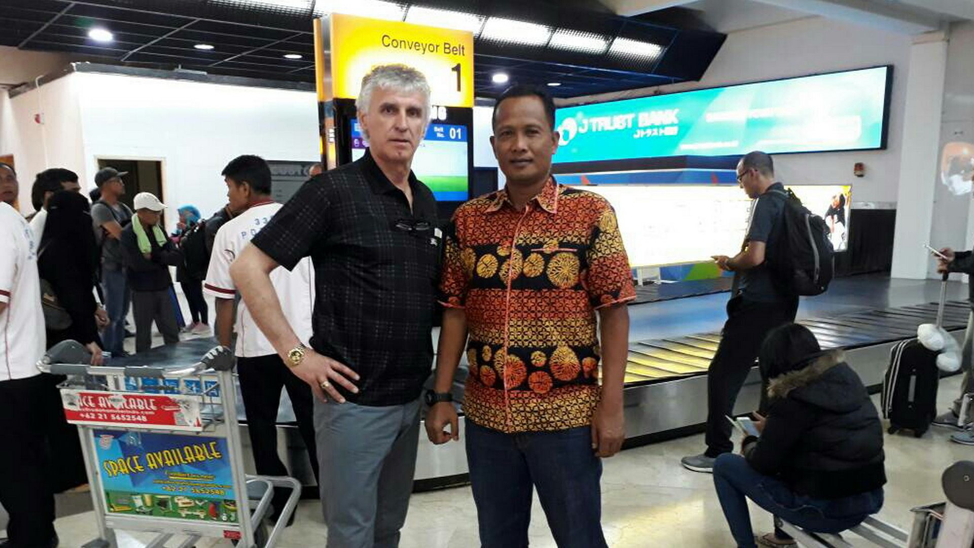 Ivan Kolev dan Letkol CPM Zaenul Arifin, asisten manajer PS TNI