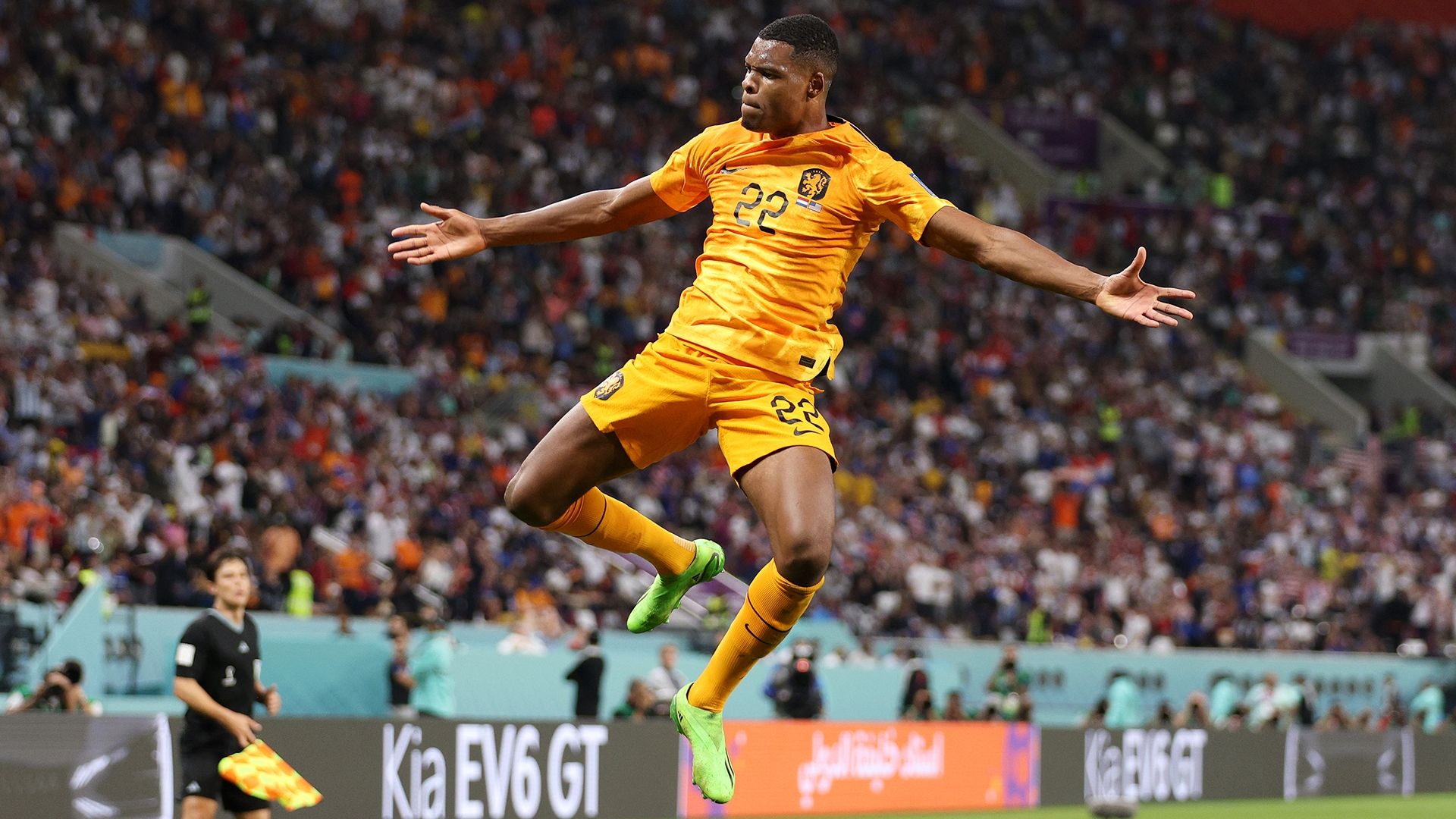Denzel Dumfries jumps Netherlands USA 2022 World Cup