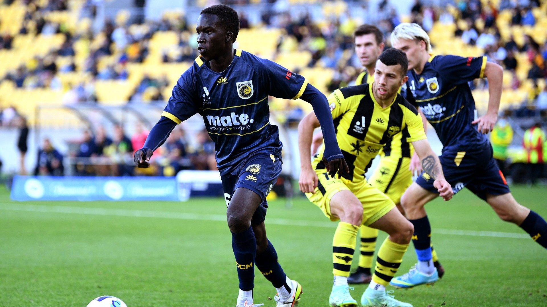 Garang Kuol Central Coast Mariners 2021-22