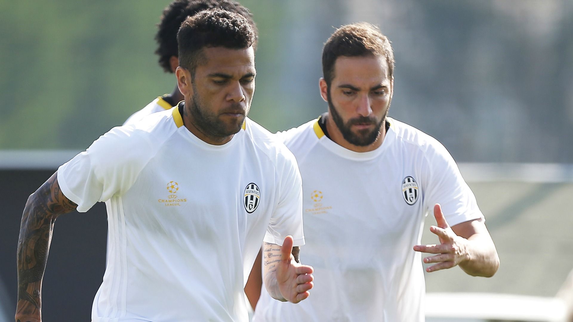 Higuain Dani Alves Juventus