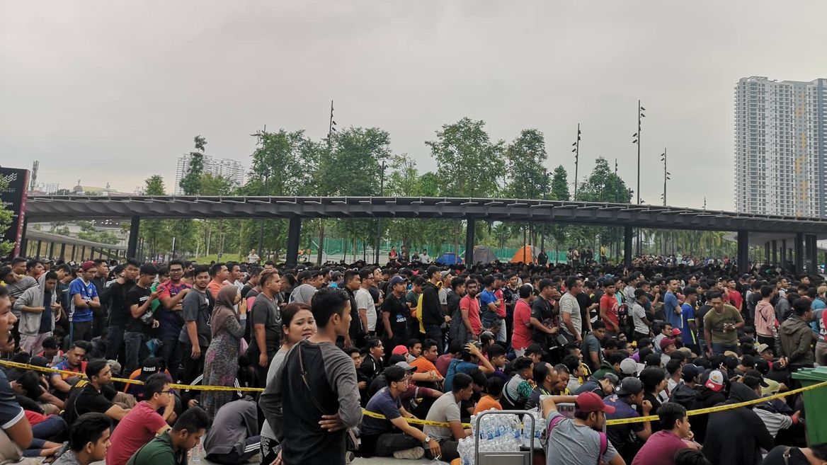 Cổ động viên Malaysia tranh nhau mua vé 9/12