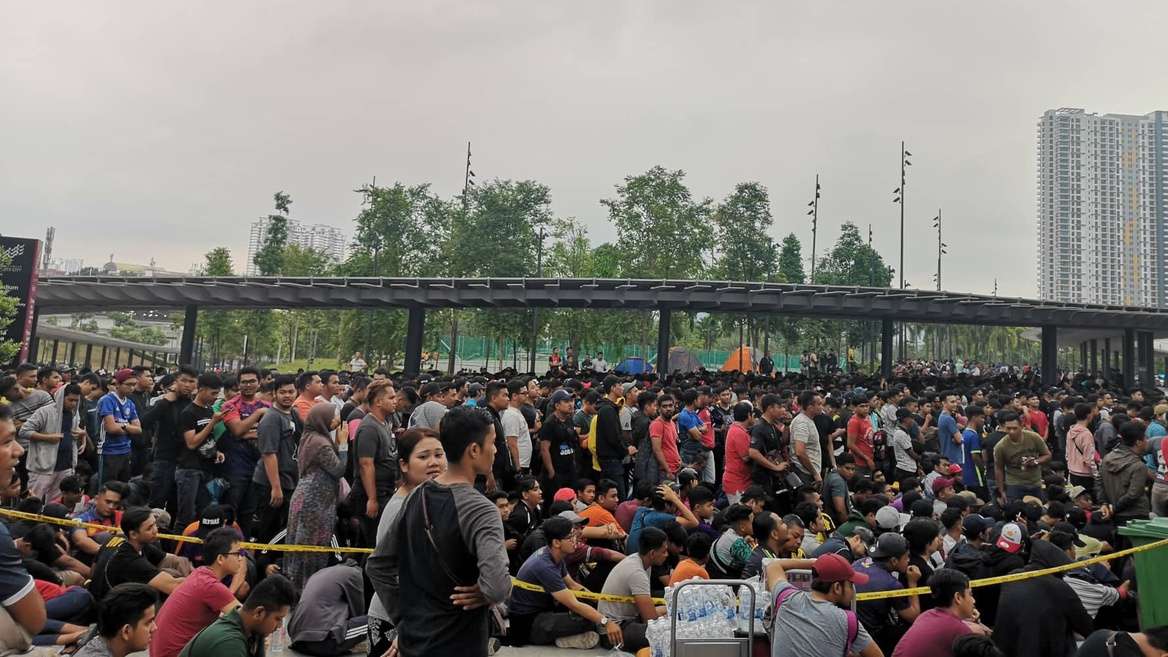 Cổ động viên Malaysia tranh nhau mua vé 9/12