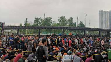 Cổ động viên Malaysia tranh nhau mua vé 9/12