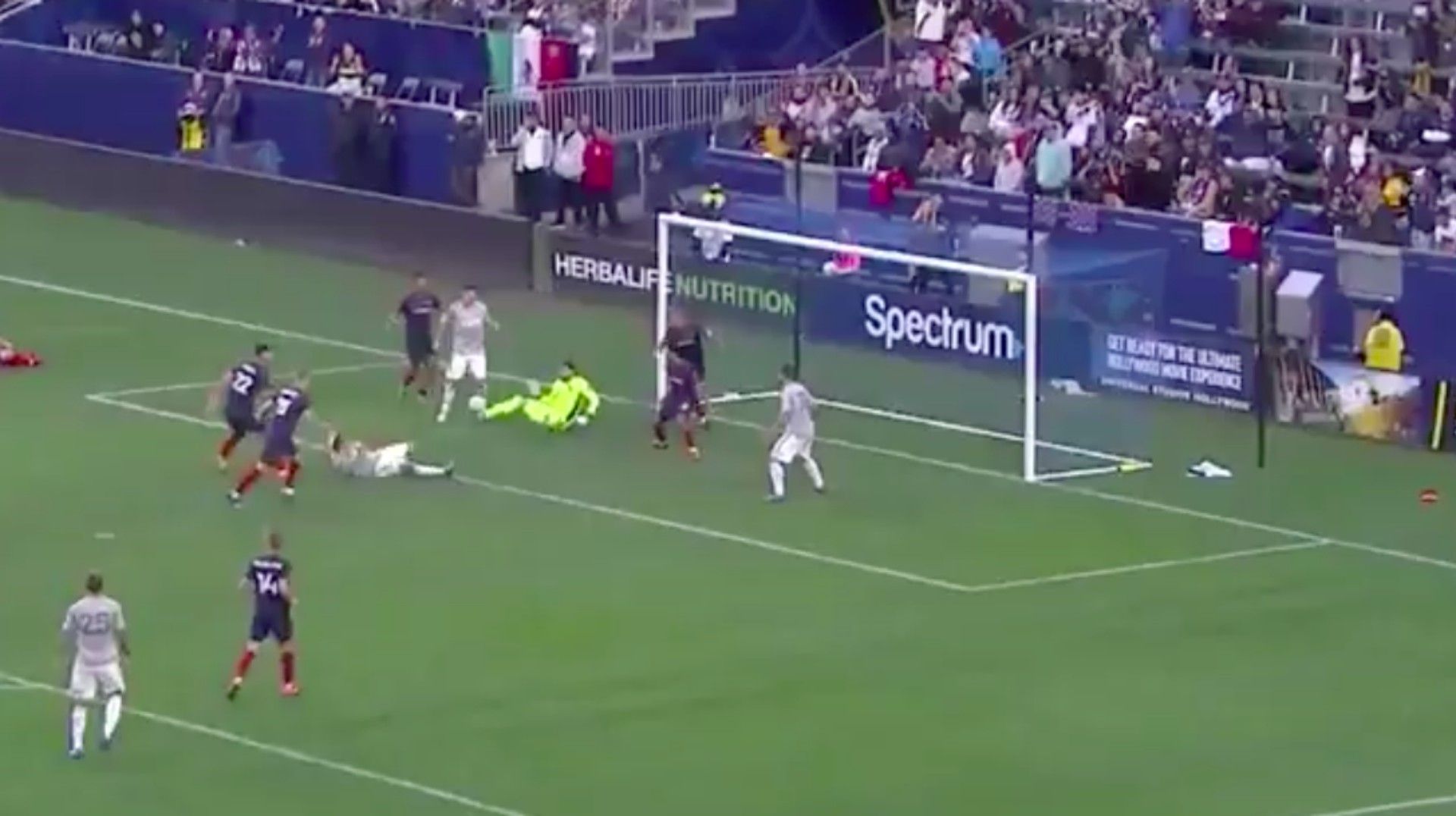 Chicharito Asistencia