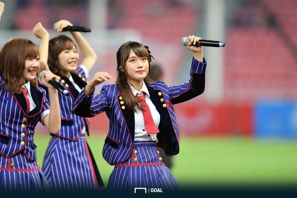 GIVE A SHOUT: เหงื่อ/ไอดอล/ฟุตบอล/น้ำตา -ไพรัช คุ้มวัน ผกก. MV 'วันแรก'