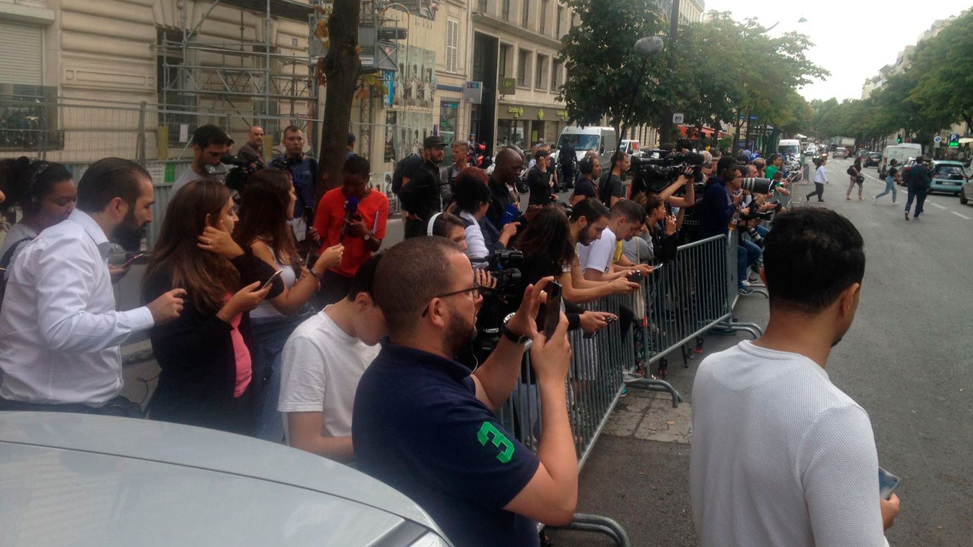 Jornalistas aguardando saída de Neymar em Paris 04 08 17