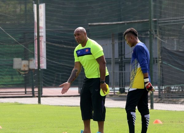 HLV thủ môn Jason Brown