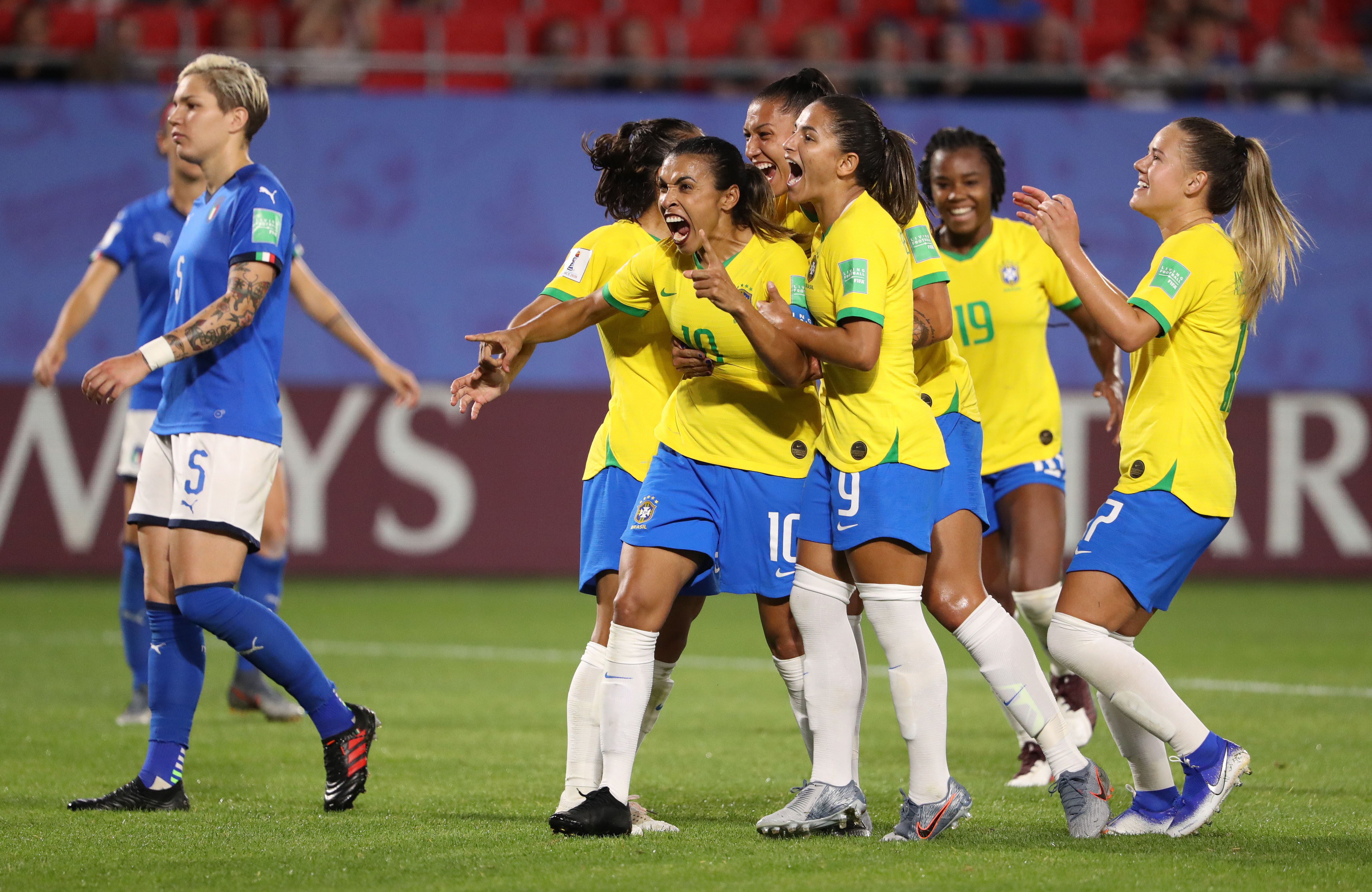 Marta comemora gol da vitória do Brasil sobre a Itália