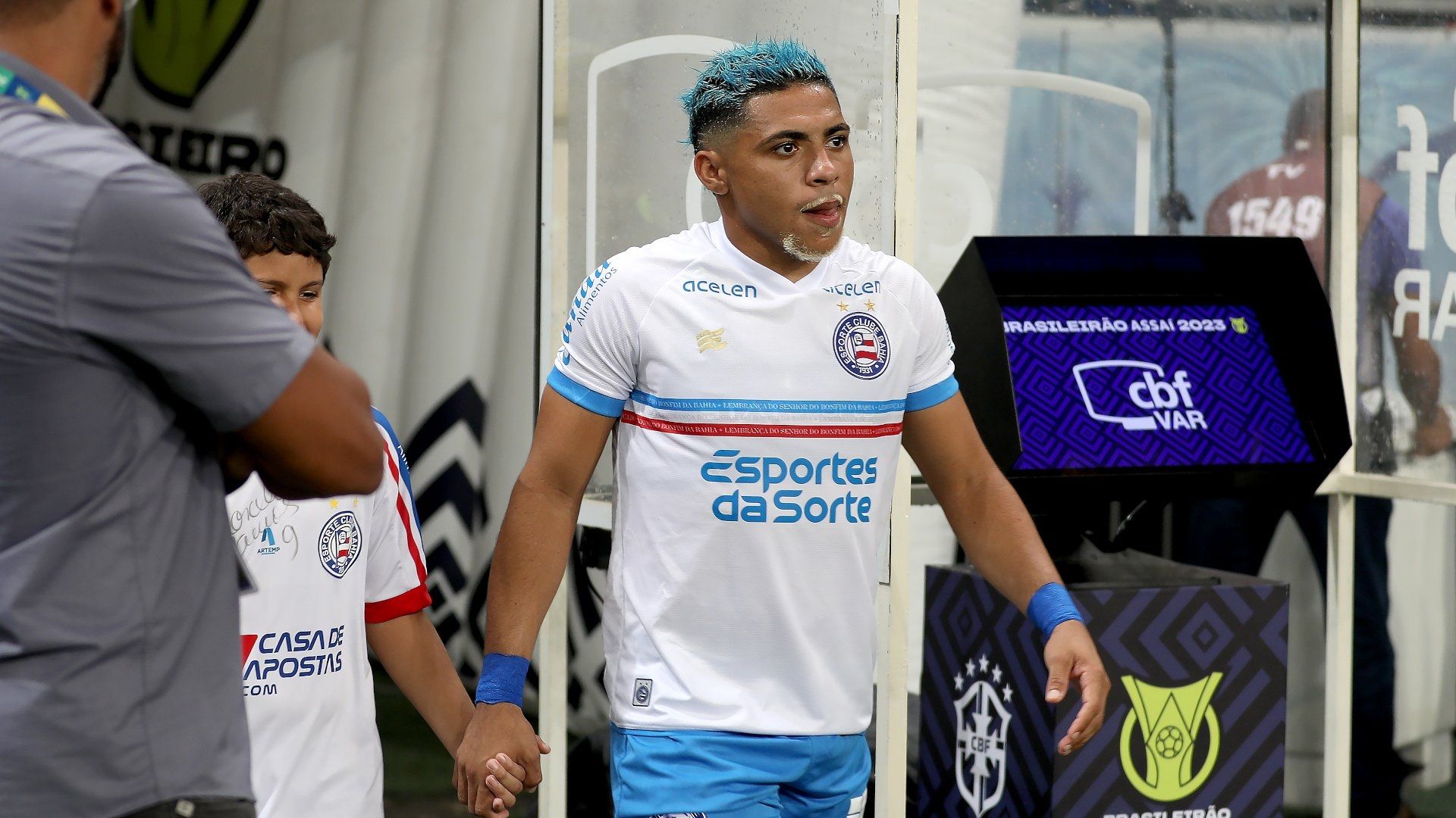 Vitor Jacaré com a nova camisa titular do Bahia - 2023