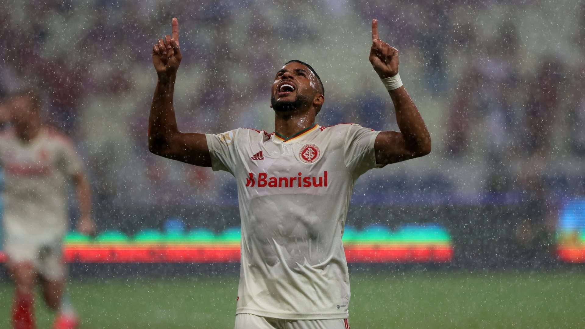 Wanderson comemora gol pelo Inter contra o Fortaleza, na rodada de estreia do Brasileirão 2023