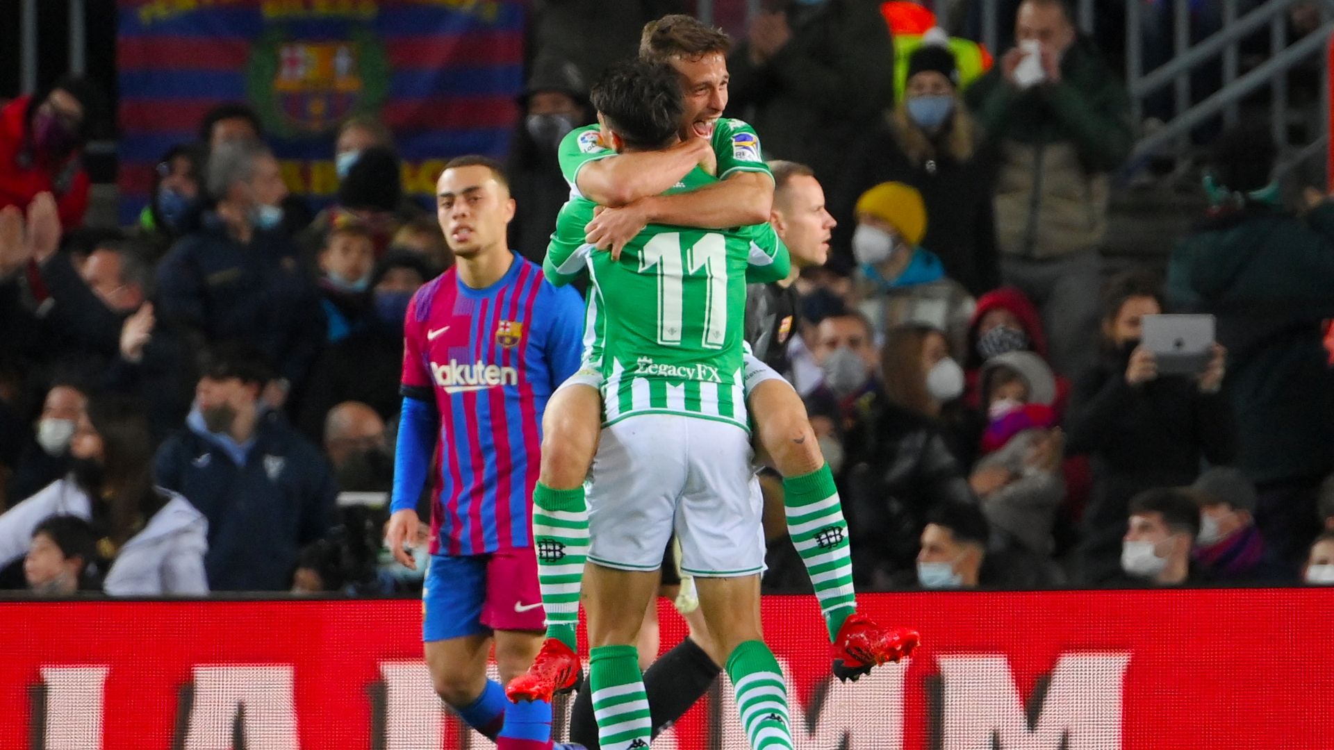 Canales y Tello celebran un gol en el Camp Nou