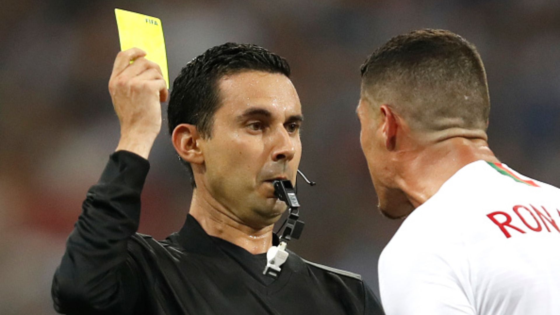 César Arturo Ramos amonesta a Cristiano Ronaldo