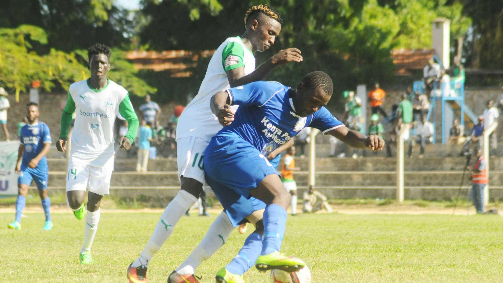 Bandari midfielder Enock Agwanda v Kenneth Muguna of Gor Mahia.
