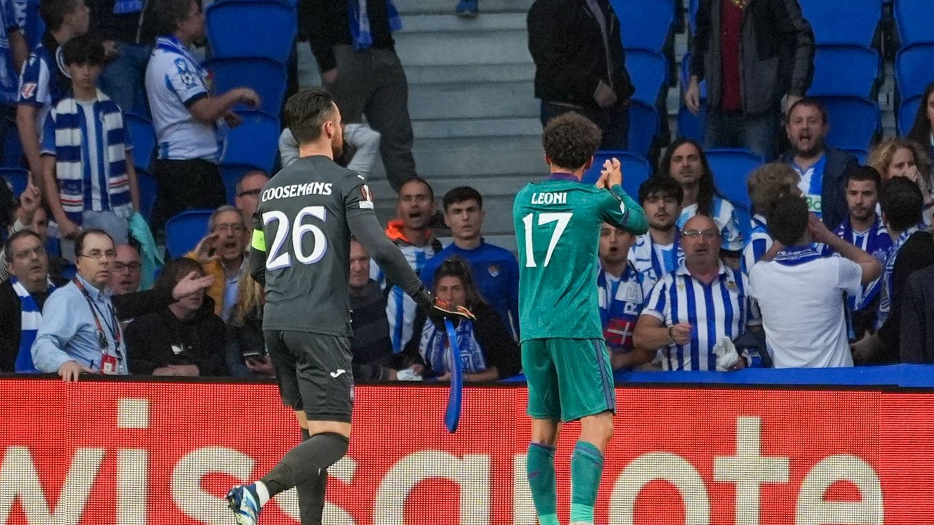 Incidentes en el Real Sociedad vs. Anderlecht: aficionados belgas rompen el cristal y lanzan asientos a la Grada Familiar