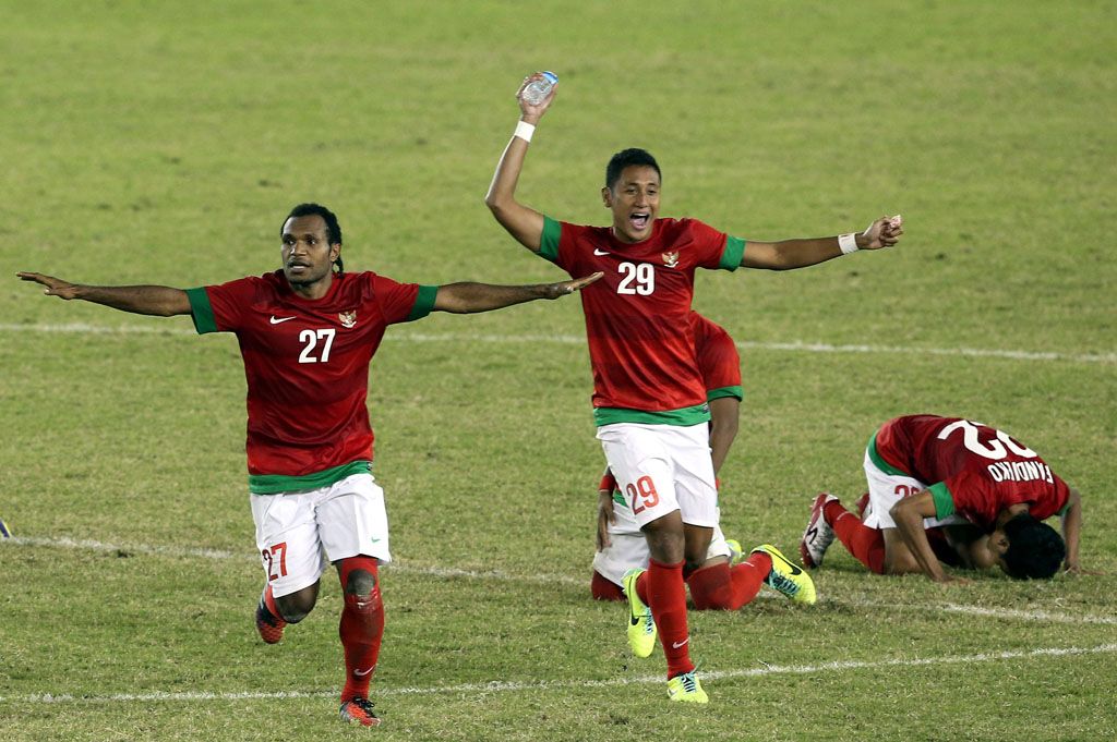 Nelson Alom Mokhamad Syaifuddin Indonesia U-23 vs Malaysia U-23 SEA Games 2013