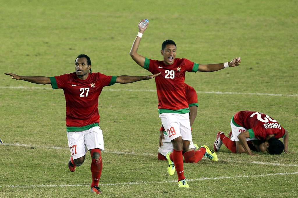 Nelson Alom Mokhamad Syaifuddin Indonesia U-23 vs Malaysia U-23 SEA Games 2013