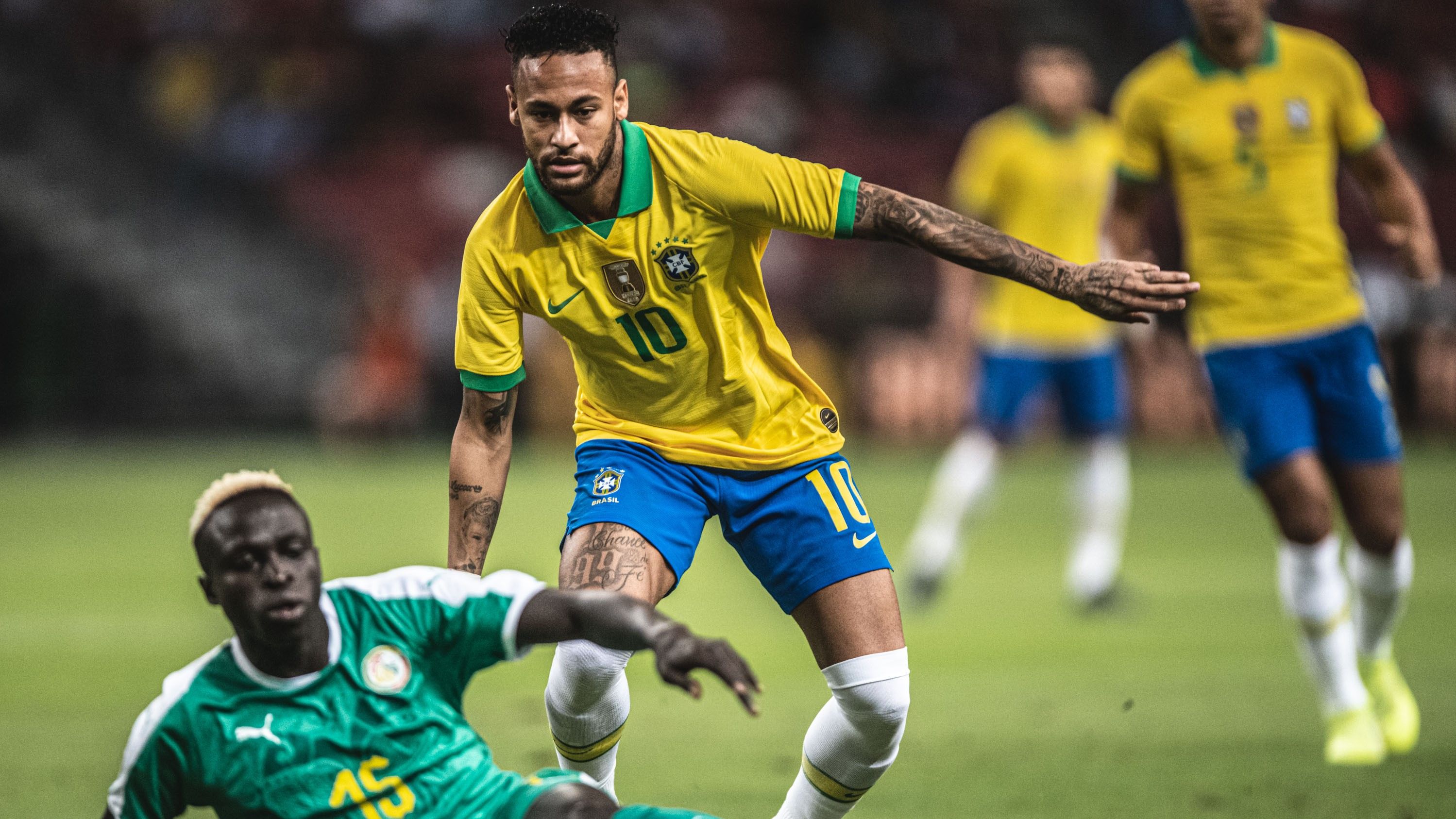 Neymar encara a marcação em Brasil x Senegal