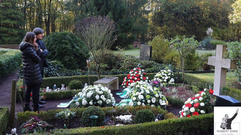 Joachim Löw Robert Enke Grab