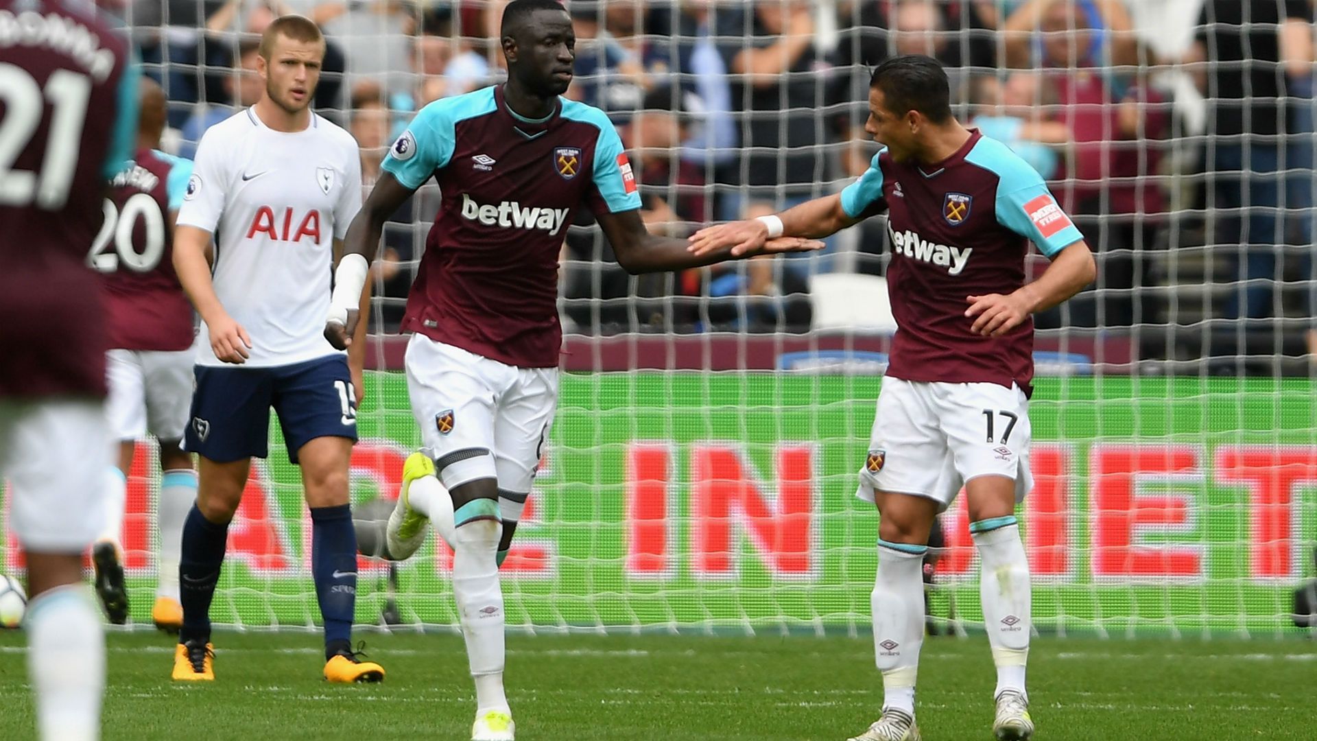 chicharito festejo west ham vs tottenham