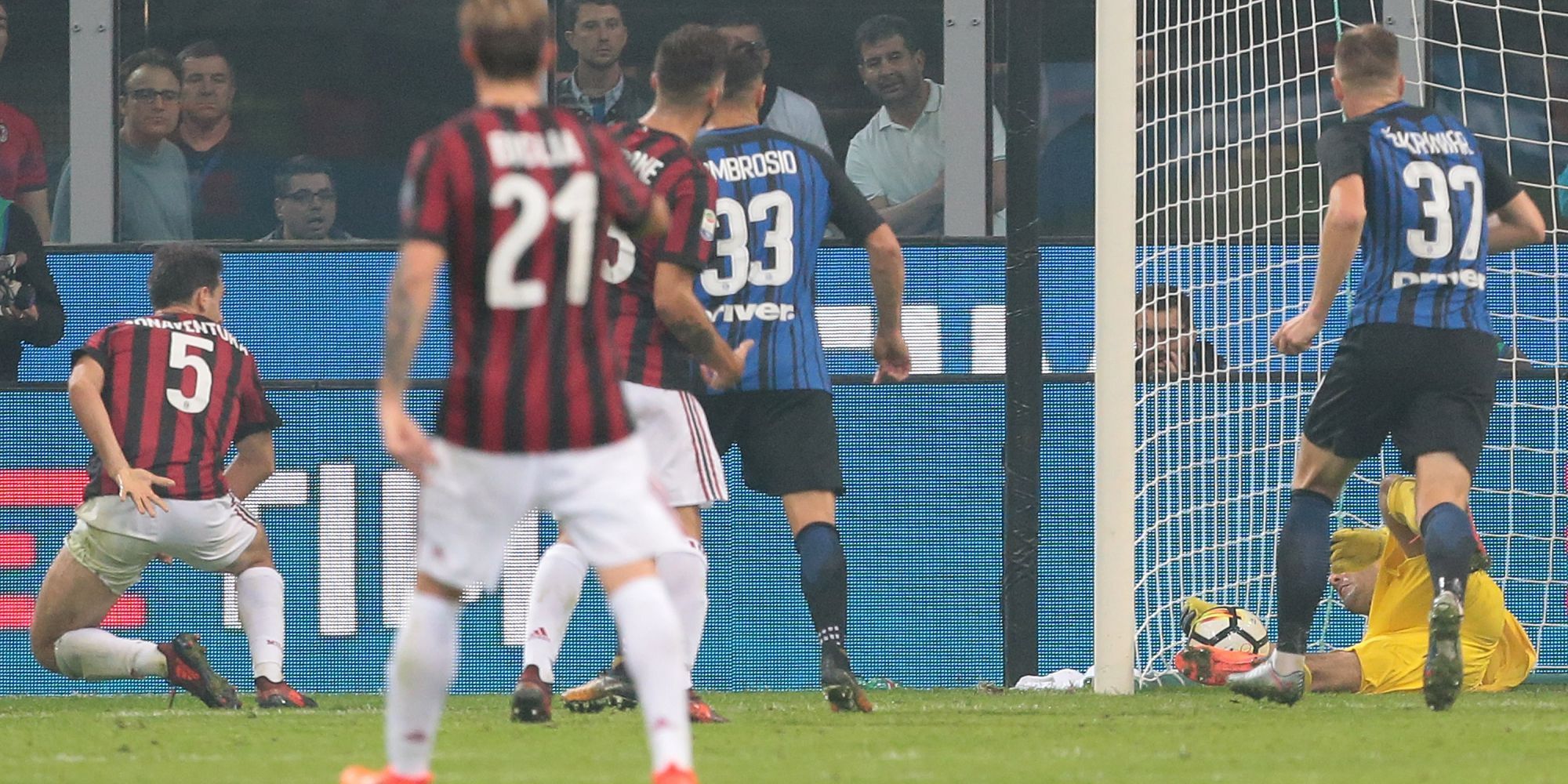 Giacomo Bonaventura Samir Handanovic Inter Milan Serie A