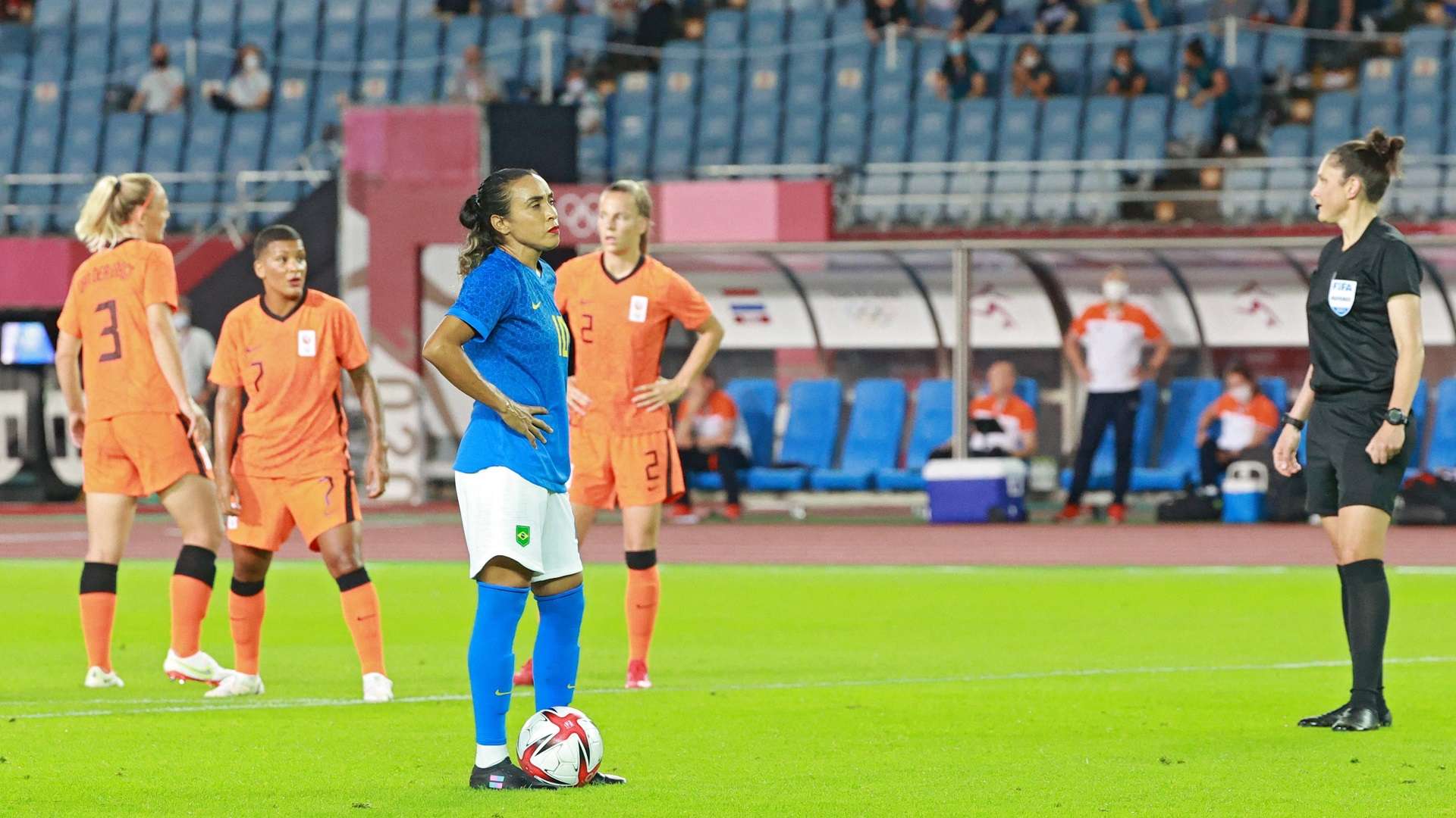 Marta se prepara para bater pênalti no empate por 3 a 3 entre Brasil e Holanda nas Olimpíadas