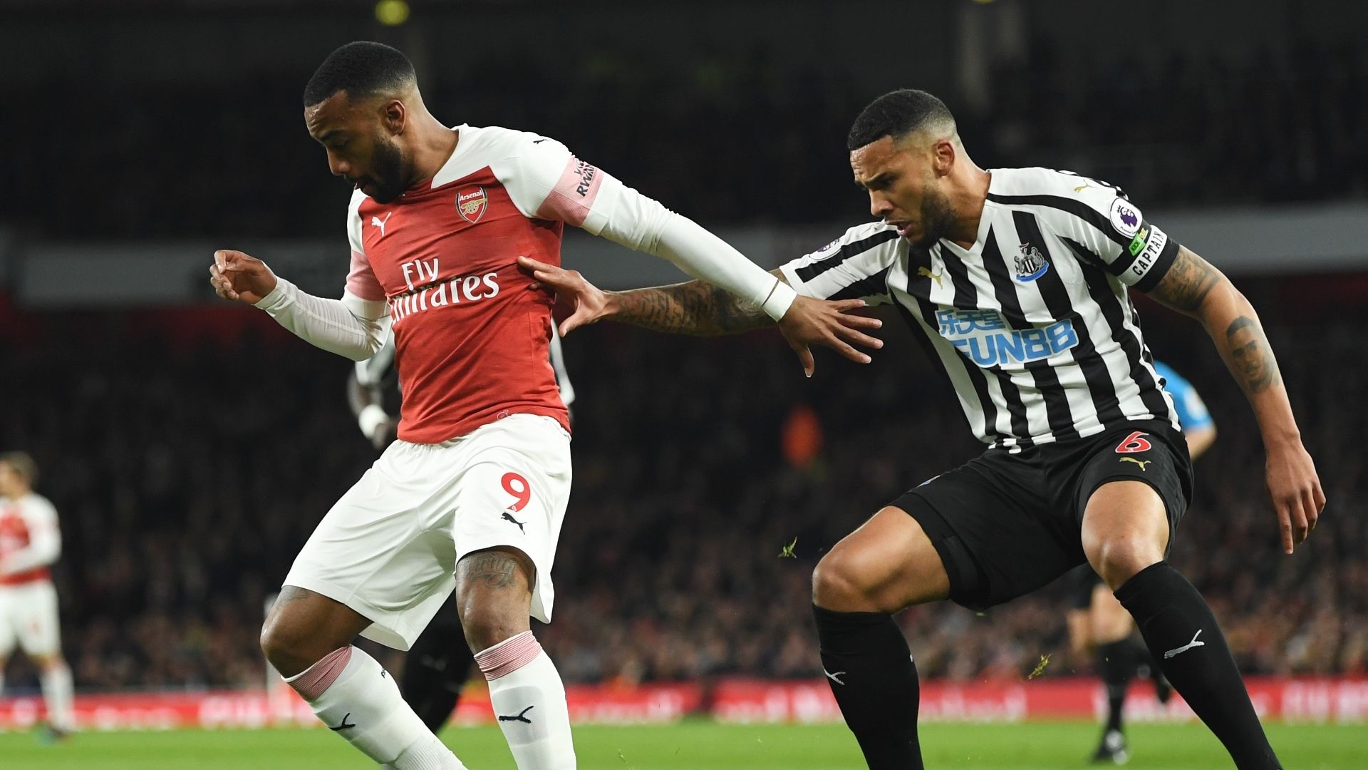 Alexandre Lacazette, Jamaal Lascelles, Arsenal vs Newcastle 2019