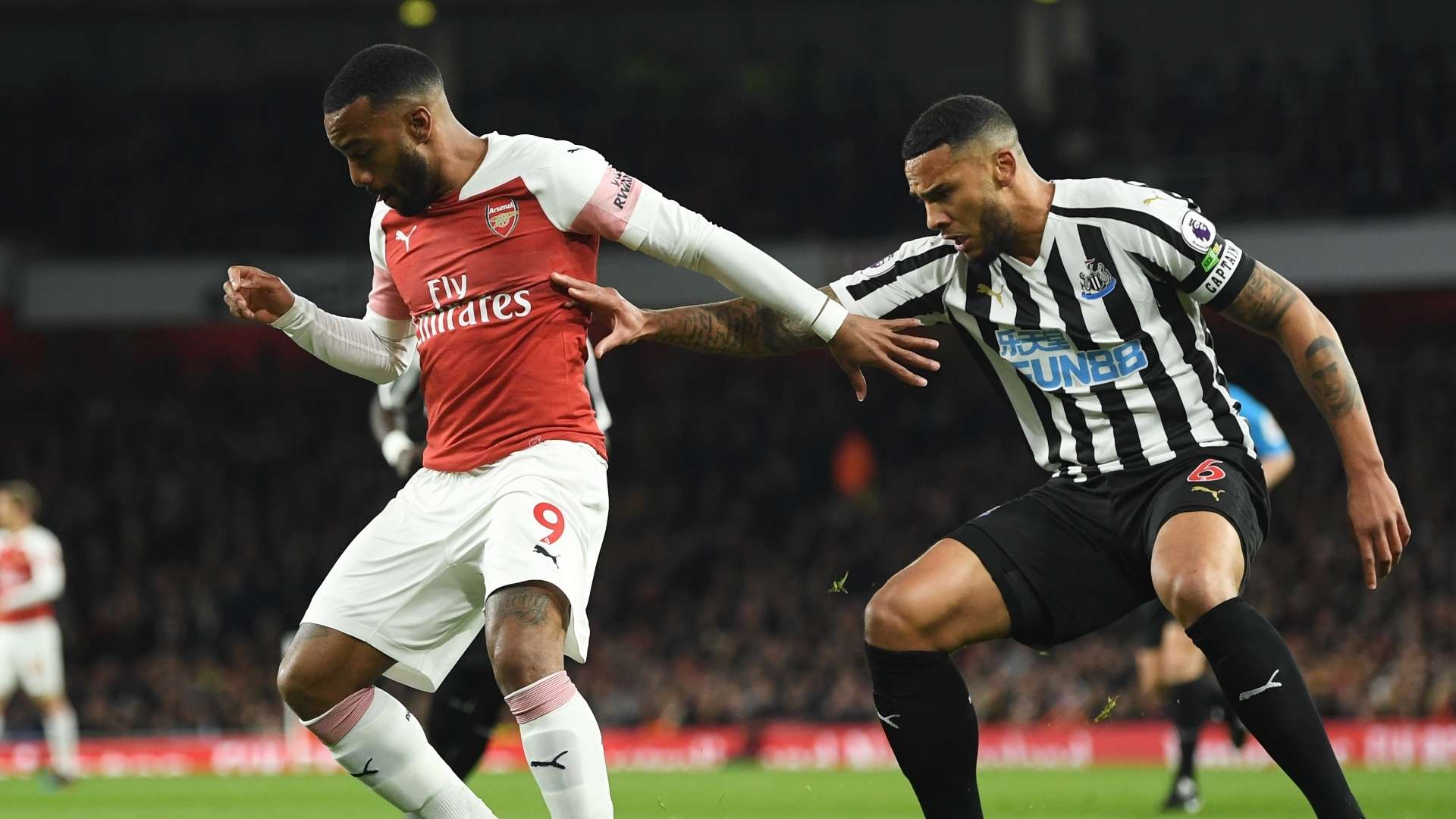 Alexandre Lacazette, Jamaal Lascelles, Arsenal vs Newcastle 2019