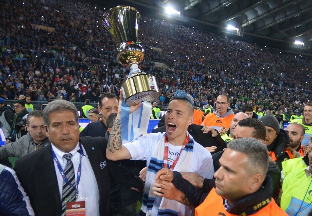 Hamsik solleva la Coppa Italia appena vinta