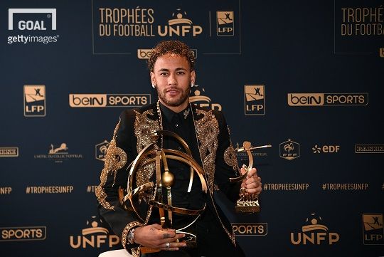 2017-2018 리그앙 올해의 선수상을 수상한 네이마르. 사진 = 게티이미지