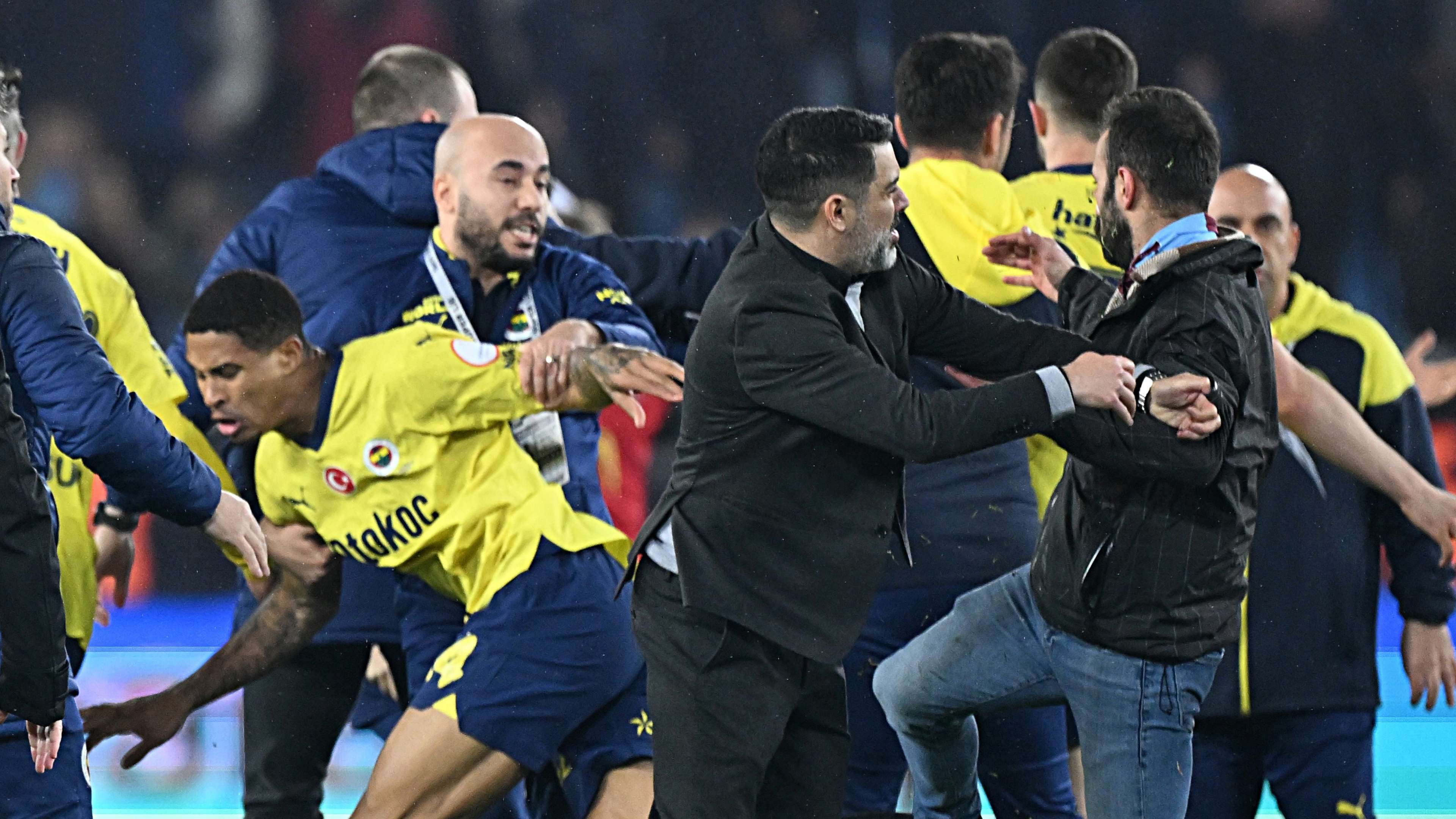 Olaylı Trabzonspor - Fenerbahçe maçının cezaları açıklandı! | Goal.com Türkçe