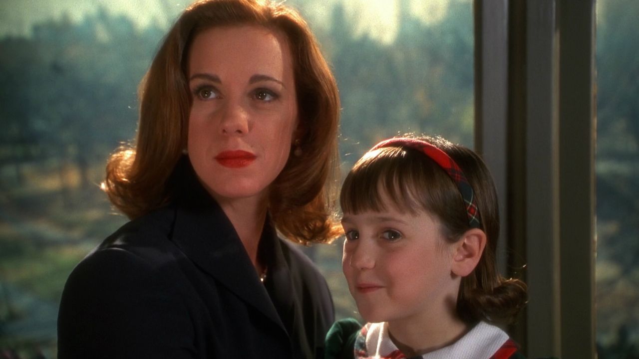 Elizabeth Perkins and Mara Wilson, in Miracle on 34th Street.