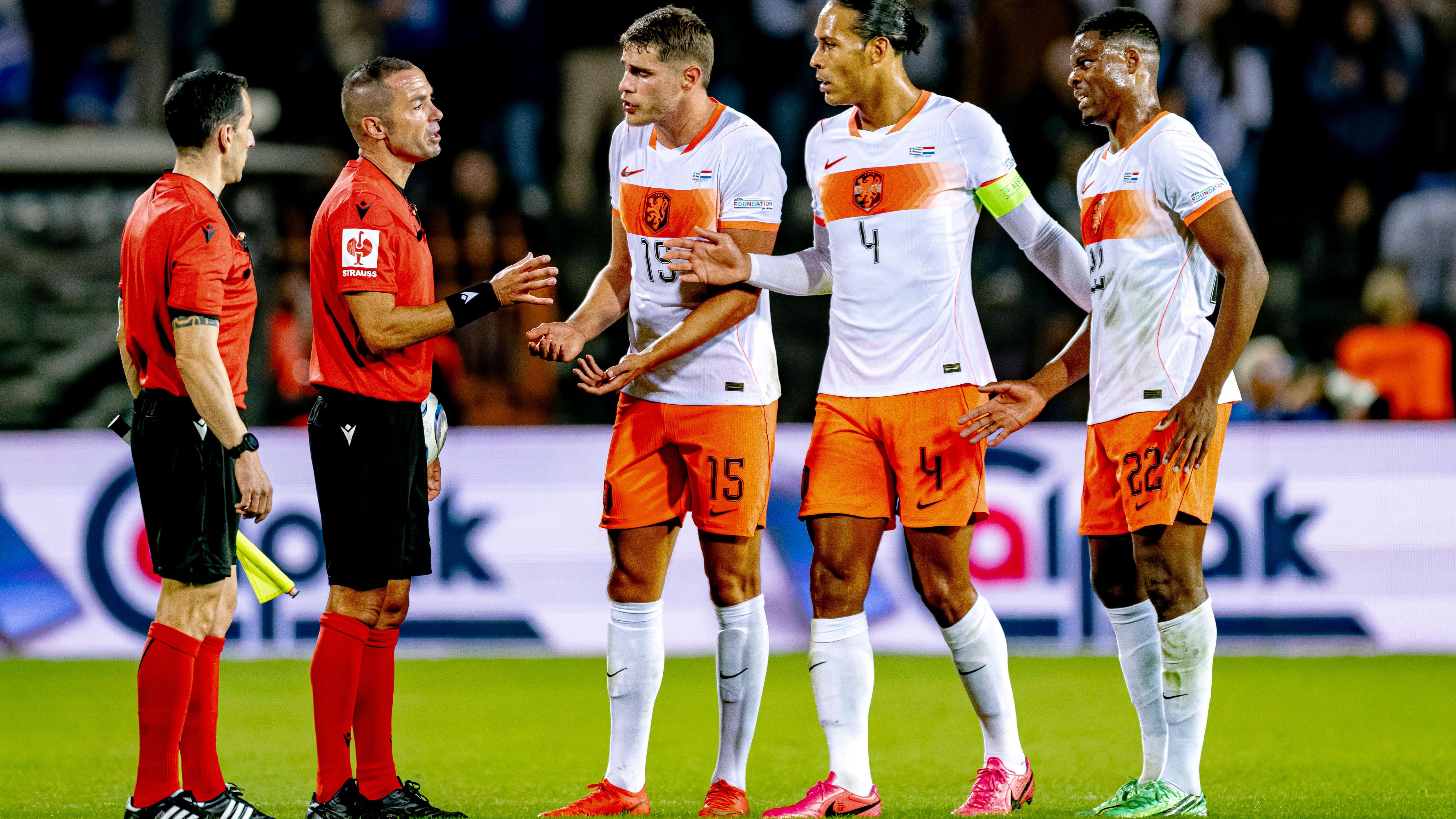 THESSALONIKI - referee Marco Guida, Nederland defenders Micky van de Ven, Denzel Dumfries and Virgil van Dijk during the UEFA Nations League match between Griekenland and Nederland at Toumba Stadion on 1 October 2026 in Thessaloniki, Griekenland. (Photo by DeFodi Images) -