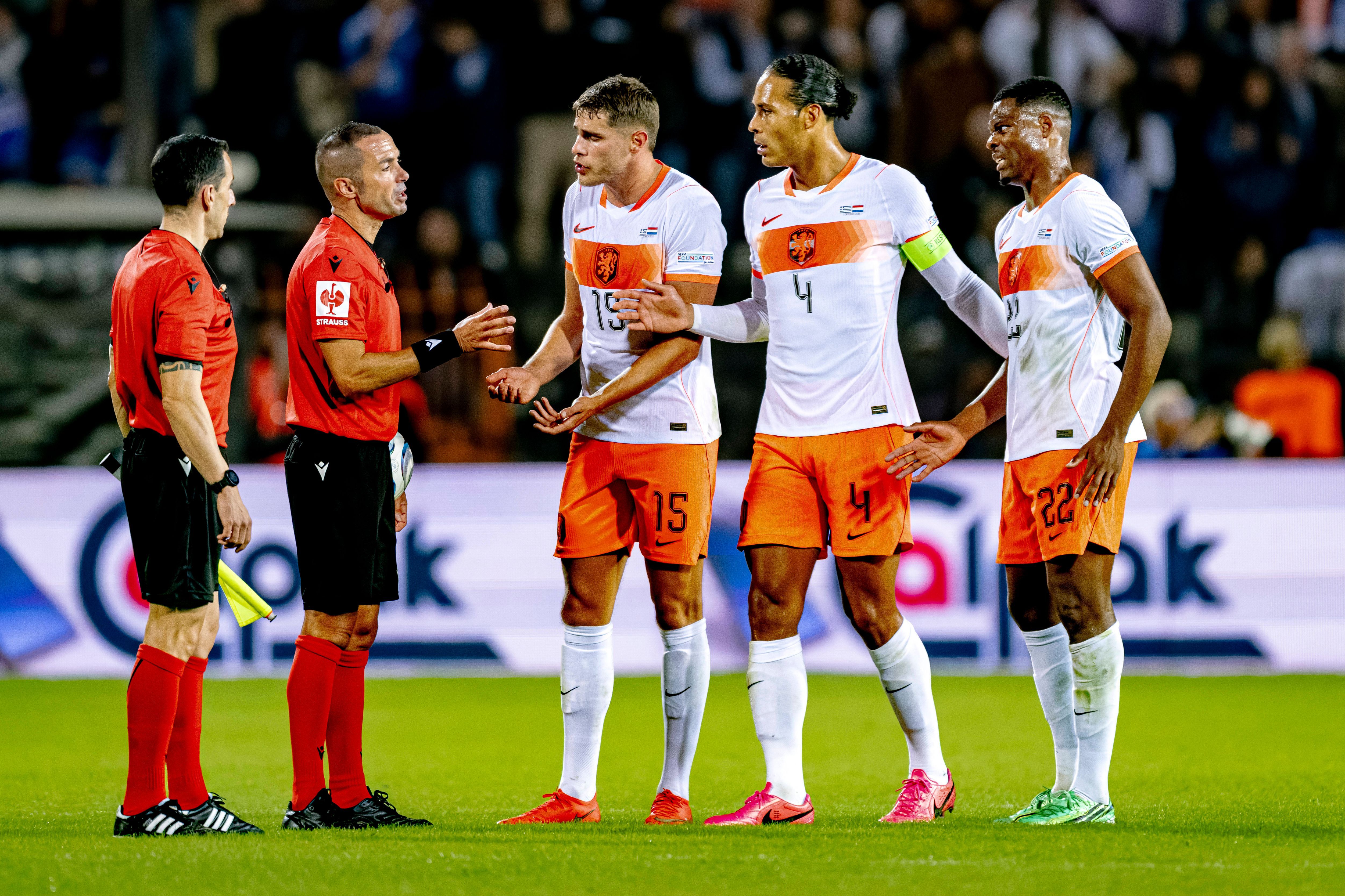 THESSALONIKI - referee Marco Guida, Nederland defenders Micky van de Ven, Denzel Dumfries and Virgil van Dijk during the UEFA Nations League match between Griekenland and Nederland at Toumba Stadion on 1 October 2026 in Thessaloniki, Griekenland. (Photo by DeFodi Images) -