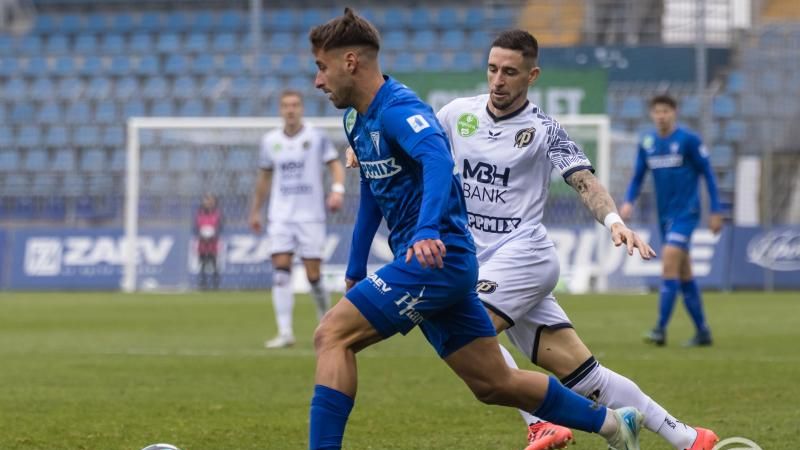 A zalaegerszegi Kiss Bence (b) és Nagy Zsolt, a Puskás Akadémia játékosa