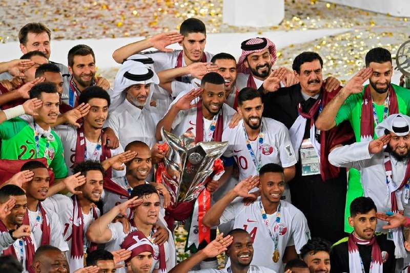 احتفال منتخب قطر بكأس آسيا