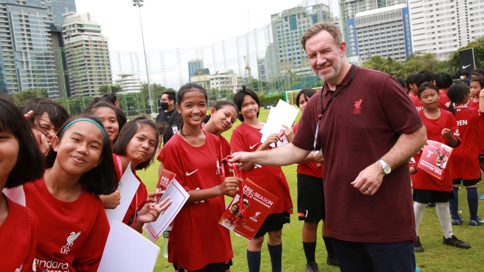 ไนกี้จับมือโรงเรียนกีฬาชลบุรี และมูลนิธิ Right To Play จัดฟุตบอลคลีนิกให้เยาวชน 90 คน