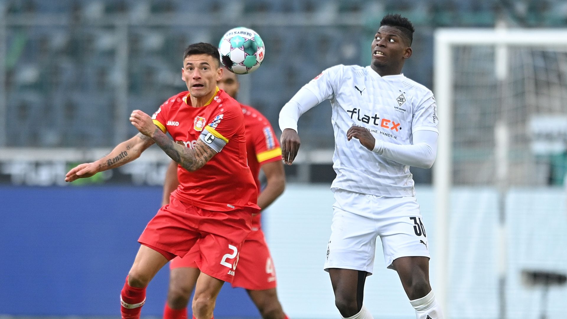 Breel Embolo y Charles Aránguiz Bayer Leverkusen Borussia