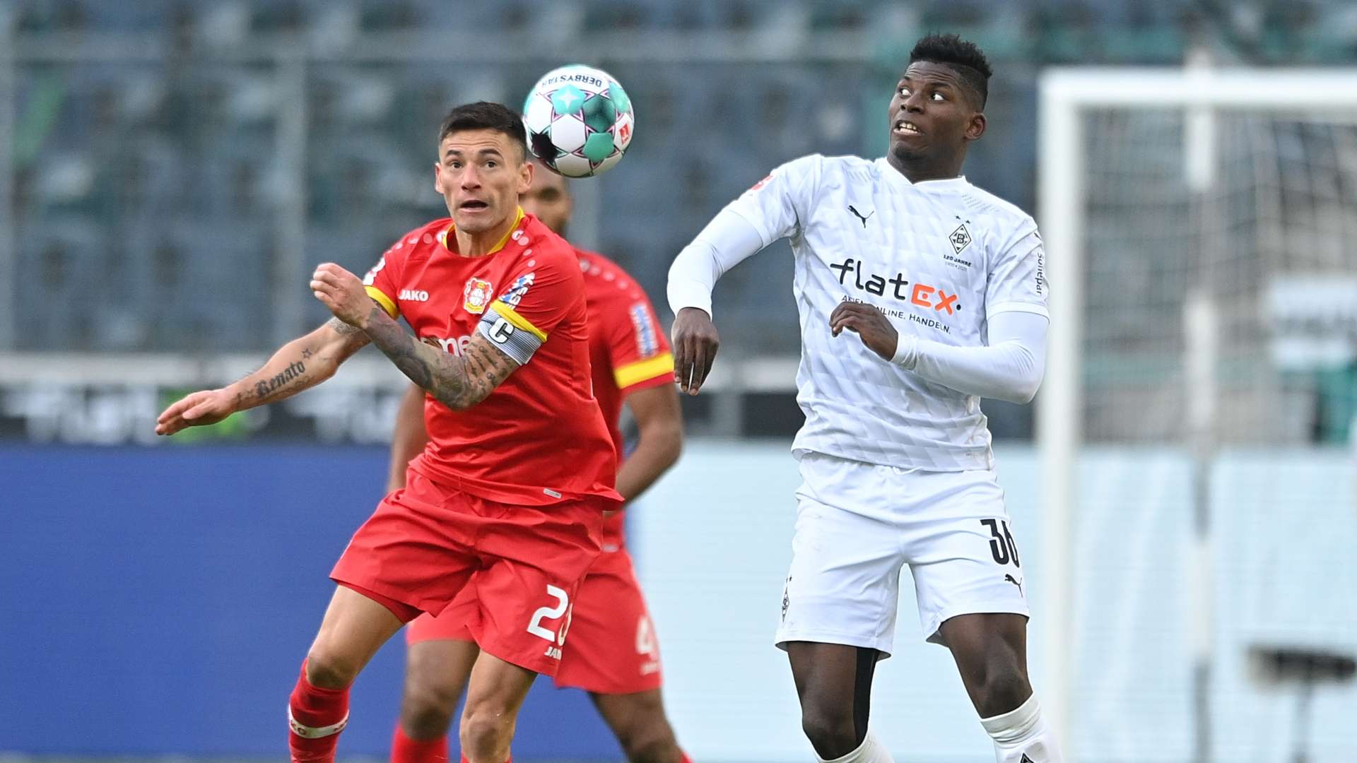 Breel Embolo y Charles Aránguiz Bayer Leverkusen Borussia