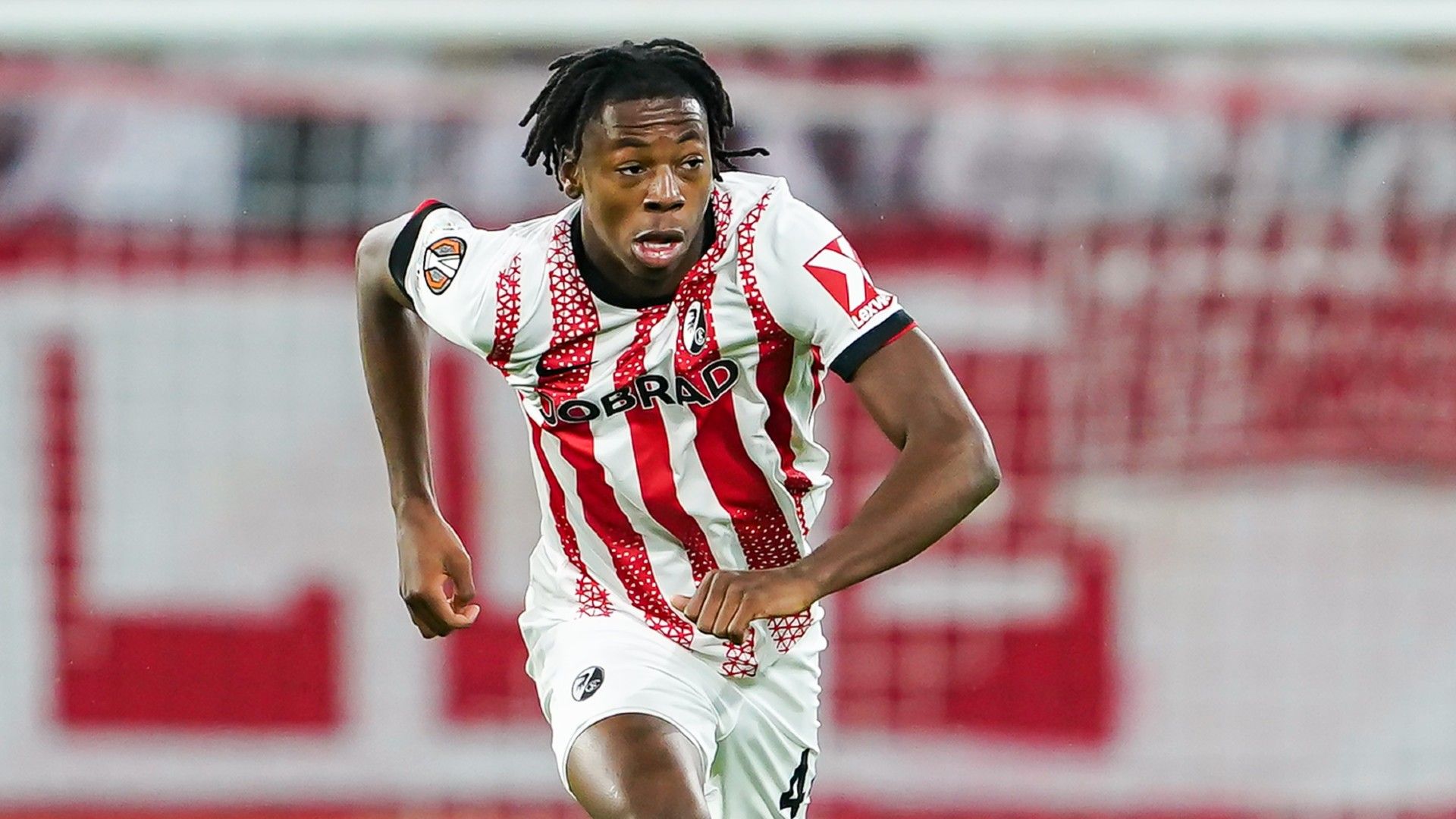 Johan Manzambi of Freiburg goes forward