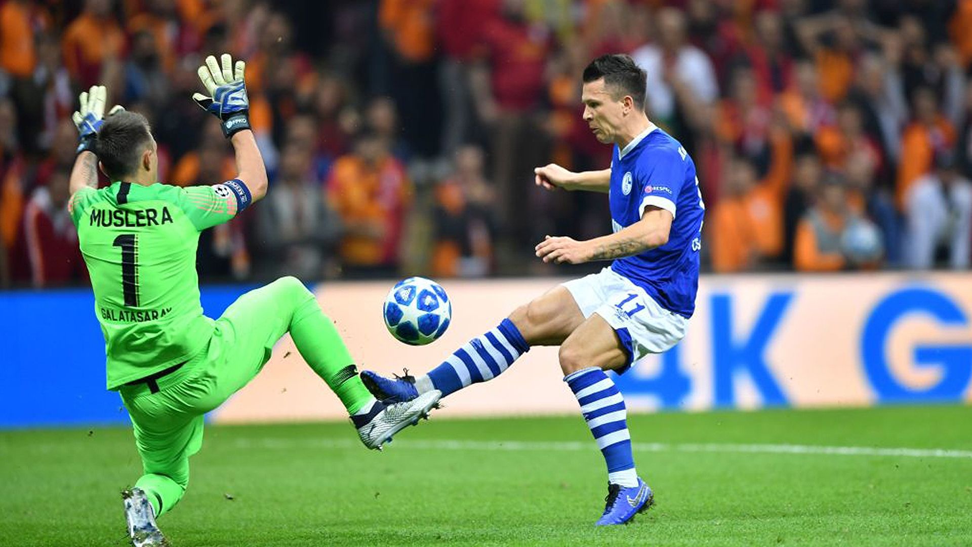 Fernando Muslera Yevgen Konoplyanka Galatasaray Schalke UCL 10242018