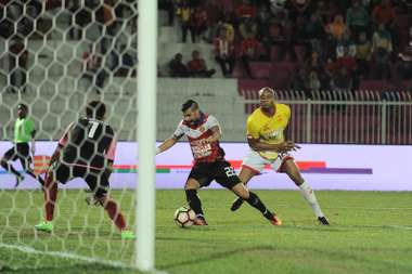 Kelantan's Mohammed Ghaddar (left) tries to elude Selangor's Ugo Ukah 25/2/2017