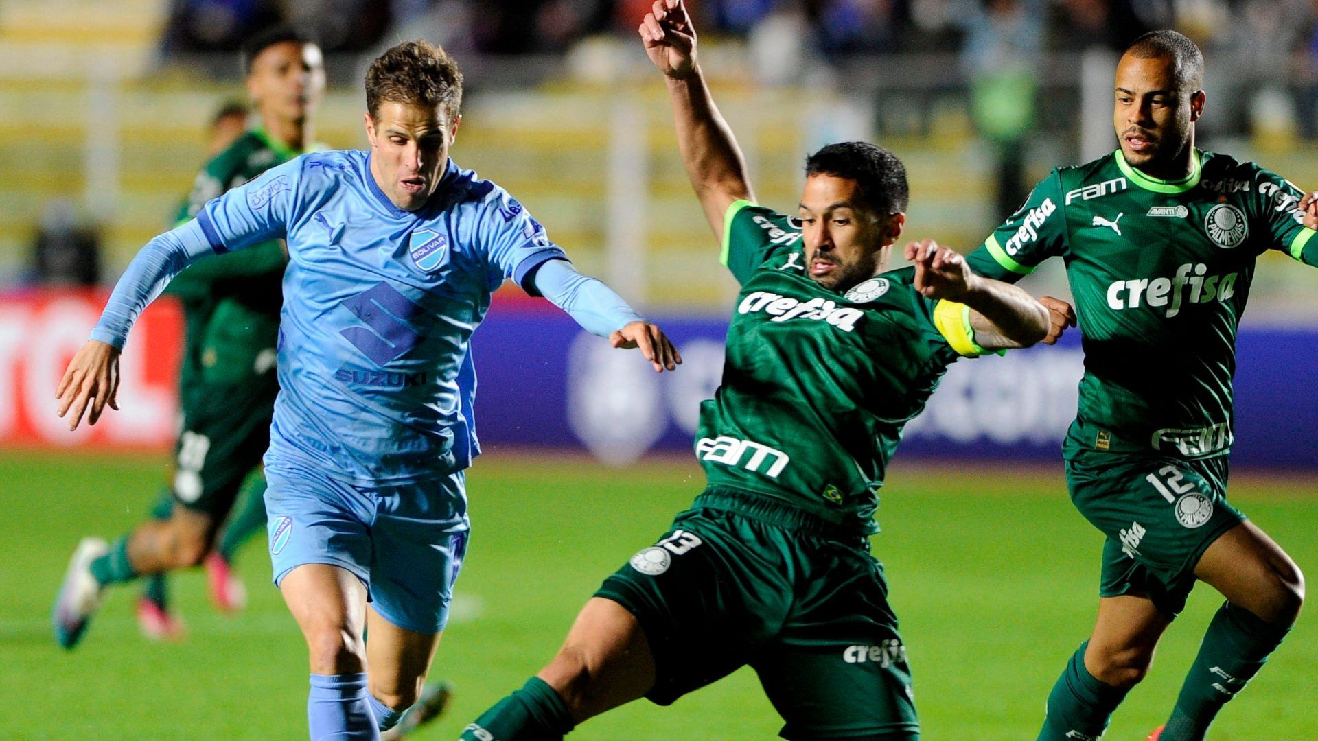 Pablo Hervías e Luan disputam bola durante Bolívar x Palmeiras, pela Copa Libertadores 2023
